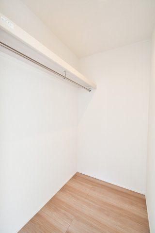 上尾市平塚11期全1棟の収納|洋室②6.0帖にはウォークインクローゼットがあります。ハンガーパイプが両面にあるため収納力もGOODです！上の段には季節物などを収納することで、空間を上手に活用することが出来ます！