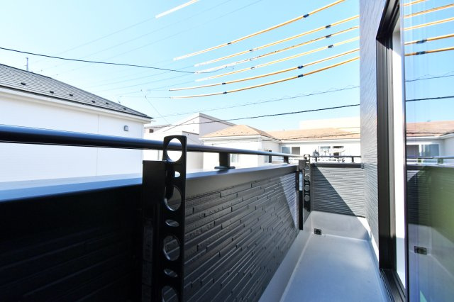 上尾市平塚11期全1棟のバルコニー|難しいイメージの住宅ローンは経験スタッフが丁寧にお手伝いしますのでご安心下さい。「家を買って終わり」ではなく、「買ってからがスタート」と考え、一人ひとりにあった資金計画やプランをご提案致します！