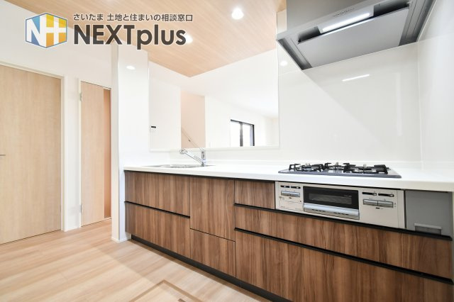 上尾市平塚11期全1棟のキッチン|奥行きも横幅も広さがありますので、2人でお料理しても動きやすいゆったり空間です！カウンターキッチンはお料理をしながら家族の様子が見え、会話も弾むので人気な設備となっております！