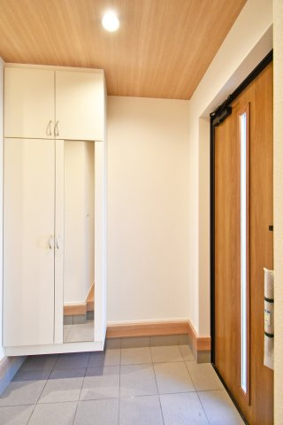 上尾市平塚11期全1棟の玄関|トールサイズのシューズボックスですので、ご家族分の靴がしっかり収納する事ができます！ブーツや長靴などの季節ものや、高さのあるヒールなどもまとめて収納できるのが嬉しいポイントです。