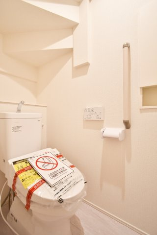 上尾市平塚11期全1棟のトイレ|トイレ（1F）：1・2階にある為、忙しい出発前でも取り合いにはなりません！小窓があるので、空気がこもりがちなトイレもしっかり換気ができます。老若男女問わずみんなに優しい手すり付きです。