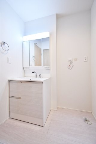 上尾市平塚11期全1棟の独立洗面台|三面鏡付き洗面台は朝の寝癖直しも楽々。鏡裏には歯ブラシセットやスキンケアも収納できて魅力的です！下の収納にもドライヤーや入浴グッツ、洗剤のストックなど…様々なものが収納できる便利な設備です！