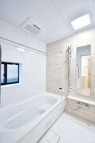 上尾市平塚11期全1棟の浴室|白基調の明るい雰囲気の浴室です。浴室乾燥機もついておりますので、日曜日の夜に出される体操着や給食着、雨の日のお洗濯も困りません！暖房機能もついているので、寒い日のお風呂も気持ち良くは入れますね。