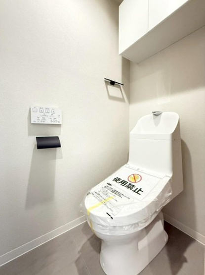 【トイレ】 | レガリアスパシエ目白 | 清潔な空間であって頂けますように、汚れをふき取り易いフロアと壁紙をチョイス致しました。