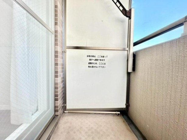 【バルコニー】 | レガリアスパシエ目白 | バルコニー面、壁一面の掃き出し窓からたくさんの陽の光が入ってまいります！