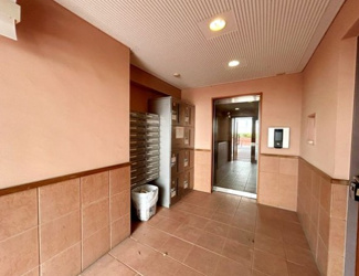 【その他共用部分】 | 清潔感と歓迎感があるエントランスホールとなります。