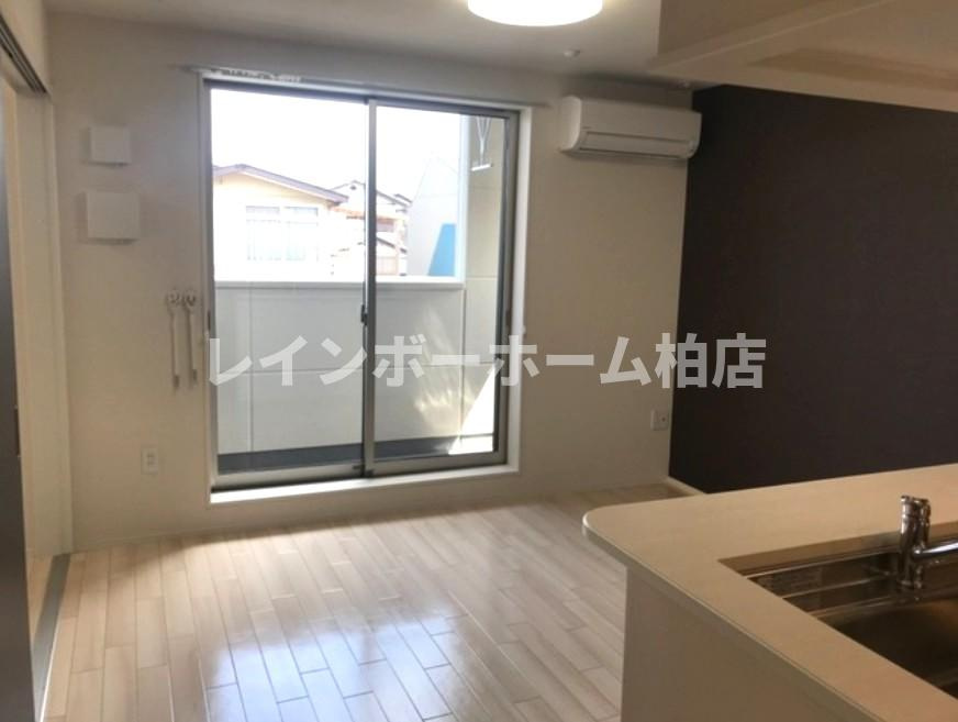 【仲介手数料：50％OFF】対象物件！の居間・リビング|こちらのリビングで趣味の時間をお楽しみください