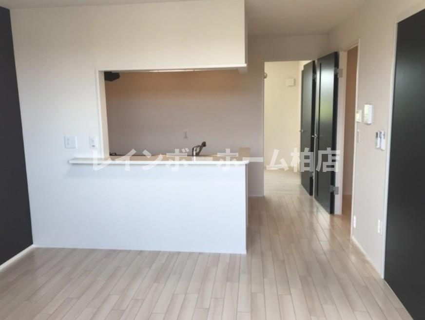 【仲介手数料：50％OFF】対象物件！の居間・リビング|こちらの居間で趣味の時間をお楽しみください