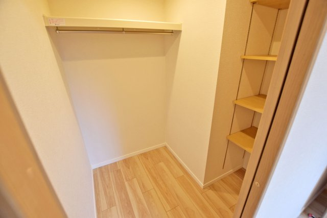 エンゼルクレッセ西難波の洋室|-洋室4.5帖-
WICL付。ダウンライトを設け、ハンガーレールに枕棚を設置することで明るく見やすい大容量収納を実現しています。