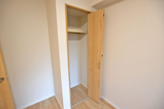 エンゼルクレッセ西難波の洋室|-洋室5.0帖-
収納スペースは枕棚とハンガーレールを導入しています。