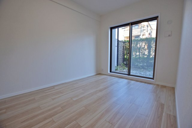 エンゼルクレッセ西難波の洋室|-洋室5.9帖-
全居室洋室で家具や敷物のカスタマイズを楽しめます！