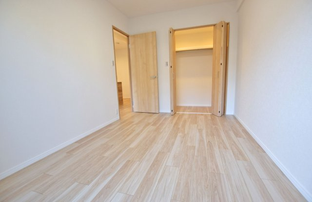 エンゼルクレッセ西難波の洋室|-洋室5.9帖-
収納スペースは枕棚とハンガーレールを導入しています。