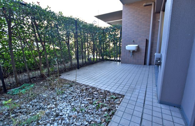 エンゼルクレッセ西難波のバルコニー|専用庭付きのお部屋です◎本物件はペット飼育可能なので、ペットの遊び場としてもご活用頂けますね！