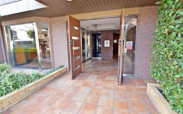 エンゼルクレッセ西難波のエントランス|共用部
マンションを印象付ける大切な場所のエントランスは、明るく・清潔感が溢れ広々としています。