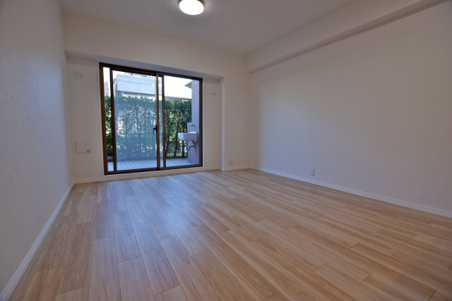 エンゼルクレッセ西難波の居間・リビング|LDKは約13.5帖の広さです◎リフォームの際にクロス・フローリング張替済の為、室内大変美麗です。 ぜひ一度、ご内覧ください。