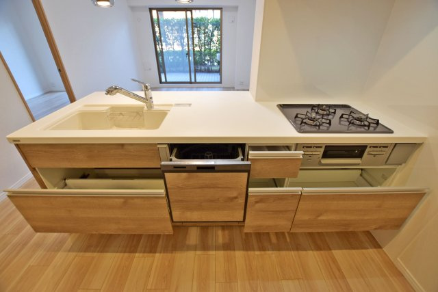 エンゼルクレッセ西難波のキッチン|収納量が豊富なシステムキッチン。 リフォームの際に新調済の為ピカピカのキッチンで新生活を迎えることが出来ます。