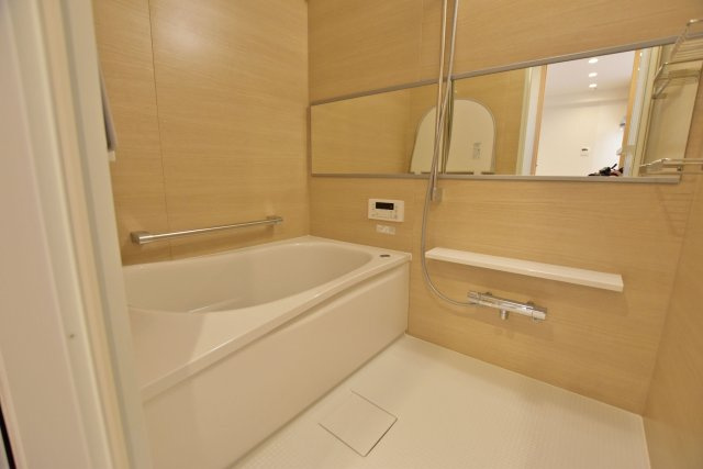 エンゼルクレッセ西難波の浴室|バスルームは自然とリラっクスできそうなベージュのパネル張りです。明るいカラーリングで清潔感があります◎