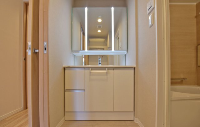 エンゼルクレッセ西難波の独立洗面台|使いやすさがぎゅっと詰まった３面鏡の明るい洗面化粧台。 収納も豊富に設けていますので洗面室まわりがスッキリと片付きますね。
