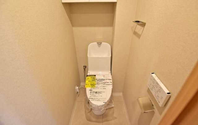 エンゼルクレッセ西難波のトイレ|温水洗浄便座付きトイレで、座った時にヒヤっとせず年中快適なトイレ時間を過ごせます。