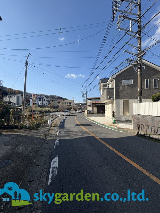 鎌倉市今泉３丁目　中古戸建の前面道路含む現地写真