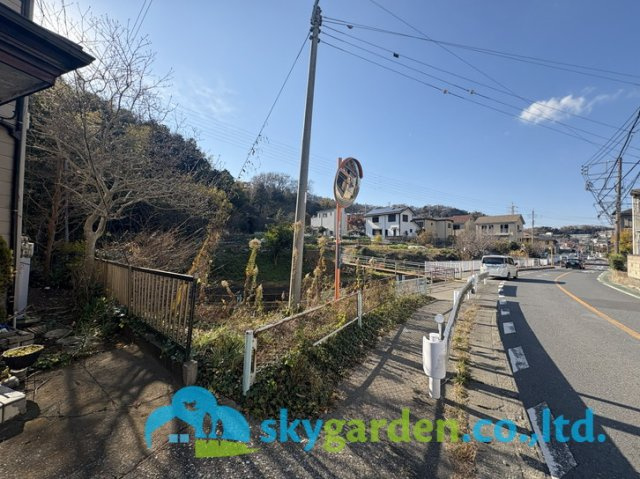 鎌倉市今泉３丁目　中古戸建の前面道路含む現地写真