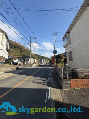 鎌倉市今泉３丁目　中古戸建の前面道路含む現地写真