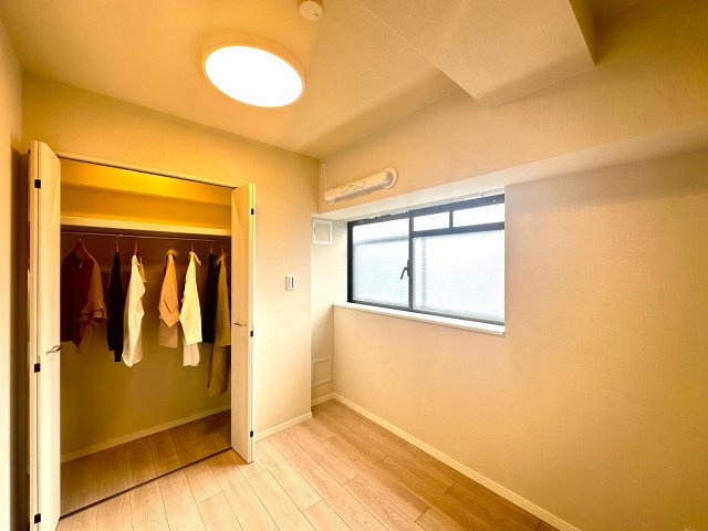 エンゼルハイム堀切の洋室|クローゼットを備えた機能的な洋室。収納力に優れ、すっきりと整った空間を保ちやすく、住まい全体の心地よさを高めてくれます。日比谷線