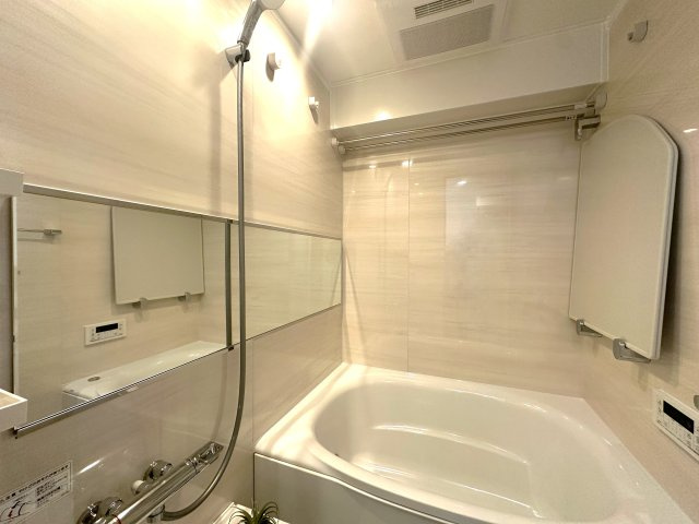 エンゼルハイム堀切の浴室|家族みんなの疲れをやさしく包み込む、広々とした癒しのバスルーム。ゆったりとくつろげる空間で、日々のストレスもすっと解きほぐされる、心身ともにリラックスできるひとときをお届けします。