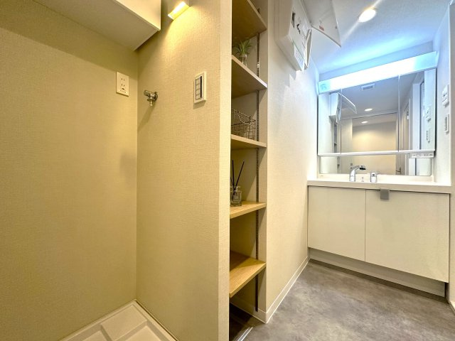 エンゼルハイム堀切の独立洗面台|明るい洗面スペースは、使いやすさを徹底的に追求した設計です。忙しい朝も快適に自然と笑顔がこぼれる心地よいひとときを叶えます。毎日の身支度がスムーズに整う、家族みんなに優しい空間です。