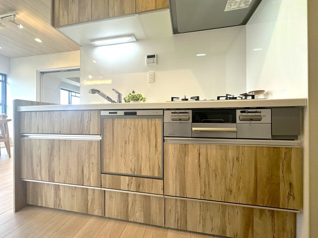 エンゼルハイム堀切のキッチン|使い勝手の良さとデザイン性を兼ね備えたキッチンは、料理好きの方にも嬉しい仕様。手元が明るく、調理中も快適に過ごせ、家族との会話も自然と弾みます。