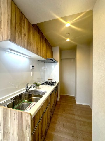 エンゼルハイム堀切のキッチン|毎日の料理が楽しくなる、機能的でスタイリッシュなキッチン。収納も豊富で、すっきりとした空間を保ちながら、家族との会話が自然と生まれる心地よい場所です。