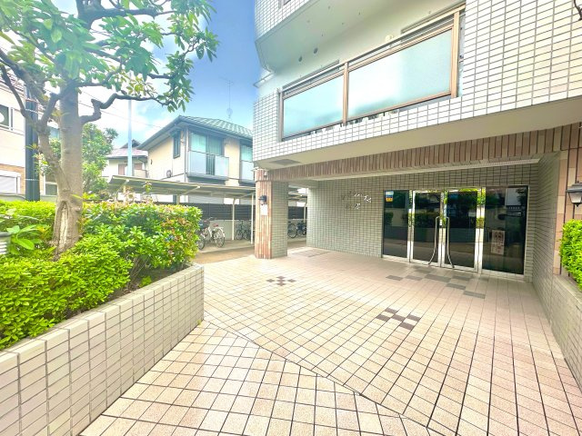 エンゼルハイム堀切|落ち着いた上質感あふれるエントランスが、家族の帰宅を温かく包み込みます。毎日の生活に安心感と特別な安らぎをもたらし、住まう方の心にゆとりと豊かさをもたらします。