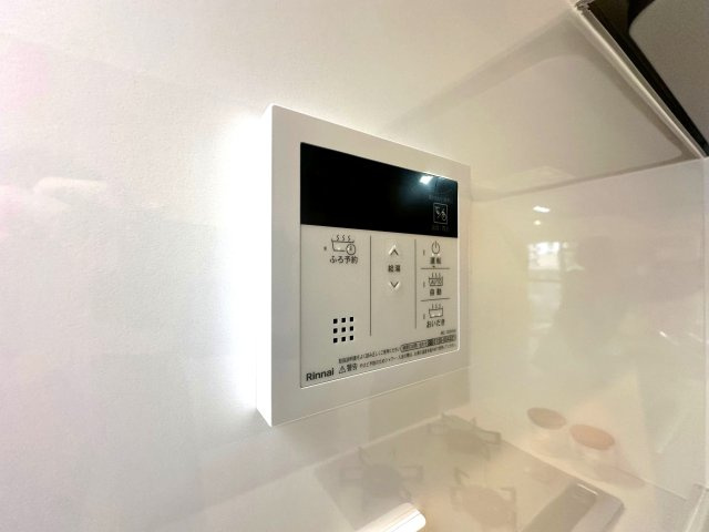 エンゼルハイム堀切の発電・温水設備|ワンタッチ操作でお湯張りや追い焚きができるオートバスは、忙しい日々の中でも快適なバスタイムをサポート。湯温の調整や保温も自動で行えるため、いつでもちょうどいい温かさのお風呂が待っています。