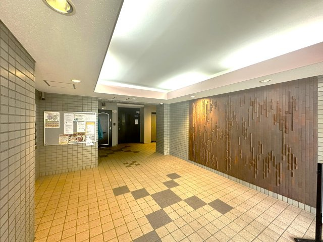 エンゼルハイム堀切のロビー|訪れる人の足取りを自然とやわらげる、美しく整えられたロビー。洗練されたデザインと落ち着きが調和し、この空間が上質な暮らしの期待感を静かに高めてくれます。