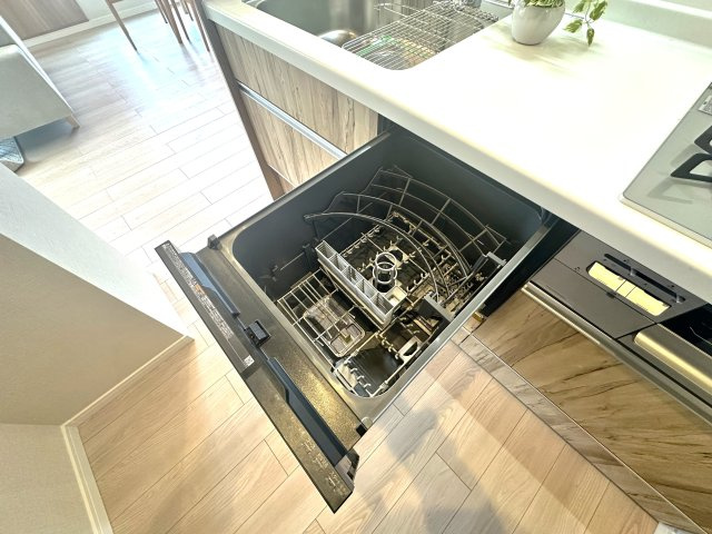 エンゼルハイム堀切のキッチン|面倒な後片付けは食洗機におまかせ。空いた時間には、ソファでテレビを観ながらゆったりひと息。家事の負担を減らして、毎日に小さな余裕と心地よさをもたらします。