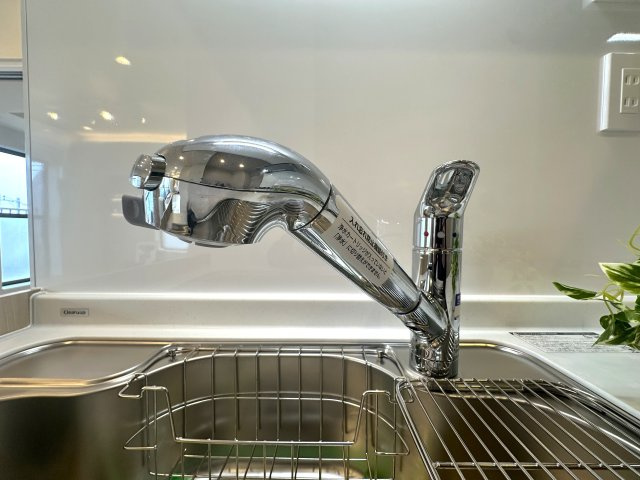 エンゼルハイム堀切のキッチン|浄水機能付きの水栓は、安心でおいしい水がすぐ使える便利な設備。ハンドシャワーで使い勝手もよく、毎日の家事が快適になります。使い勝手と衛生面を両立した設計が、毎日の家事に小さな心地よさと楽しさをプラス。