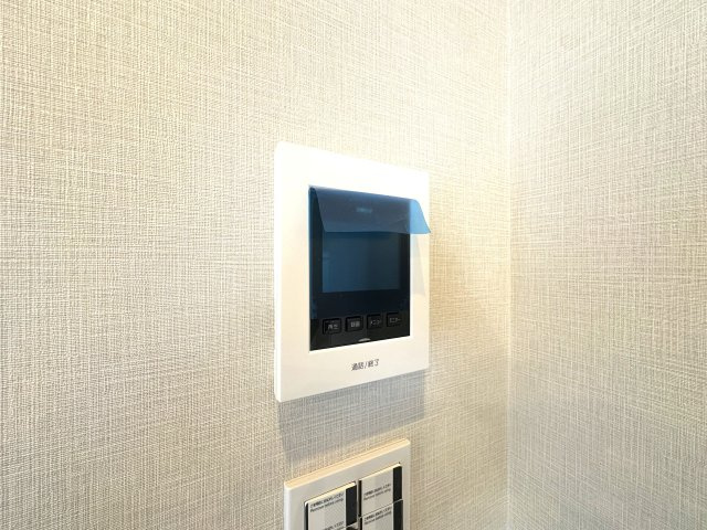 エンゼルハイム堀切の防犯設備|リビングから来訪者の姿をしっかり確認できるモニター付きインターホンは、防犯性はもちろん、急な来客にも安心して対応できる心強い設備。ご家族の安全と安心な暮らしをそっと支えてくれます。