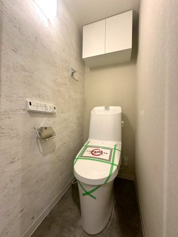 エンゼルハイム堀切のトイレ|最新設備を備えたトイレは、快適性とスタイリッシュさを兼ね備えた空間。清潔感のある美しい内装とすっきりとしたデザインが、暮らしに心地よさをプラス。清潔・快適・美しさが調和した、上質なトイレ空間です。