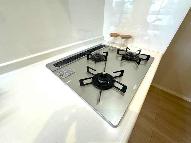 エンゼルハイム堀切のキッチン|3口ガスコンロで、同時調理もスムーズに。忙しい毎日にうれしい機能です。ガラストップコンロはスタイリッシュなデザインで、掃除が簡単、汚れがつきにくいなどのメリットがあります。