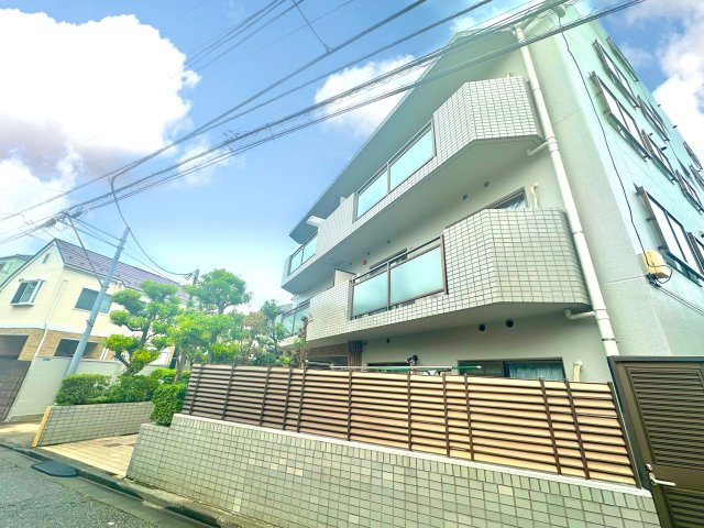 エンゼルハイム堀切の外観|洗練されたフォルムと落ち着いた色調が、街並みにやさしく溶け込む佇まい。帰るたびに、心がふっと和らぐ外観です。