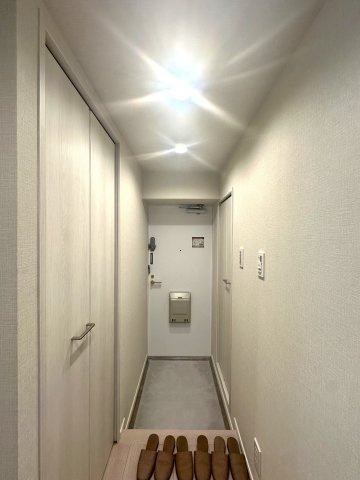 エンゼルハイム堀切の玄関|落ち着いたデザインと広々とした空間が調和する玄関は、住まう人を温かく迎え入れます。毎日の出発と帰宅を心地よく包み込み、日常に上質なひとときをもたらしてくれる場所です。