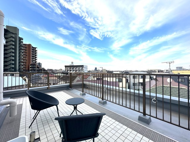 エンゼルハイム堀切のバルコニー|ルーフバルコニーに足を踏み入れれば、広がる空とそよぐ風が心をやさしくほどきます。日常の何気ない瞬間が、ここではかけがえのない特別な時間へと変わっていきます。