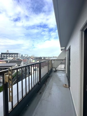 エンゼルハイム堀切のバルコニー|やわらかな風がそっと頬をなで、空の広がりが日常を包み込むバルコニー。朝の光に目を細めたり、夕暮れの空にひと息ついたり──心がほどけるひとときが、ここにはあります。