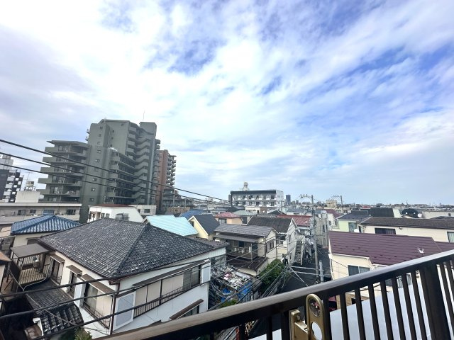 エンゼルハイム堀切の展望|外の景色が、ただの風景ではなく“暮らしの一部”になる住まい。窓の向こうに広がる空や街並みが、毎日に彩りと深呼吸をくれる、そんな豊かさがここにはあります。