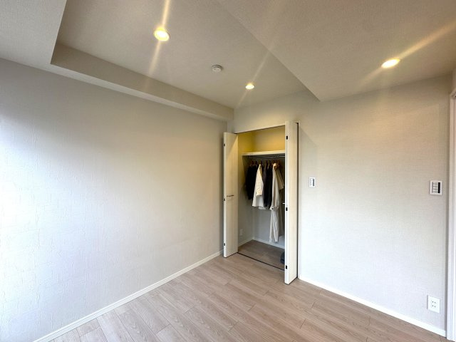 エンゼルハイム堀切の洋室|静かに流れる時間とやわらかな光のグラデーションに包まれる洋室。ここは暮らす人の感性をそっと受け止め、毎日を美しく彩る特別な空間です。