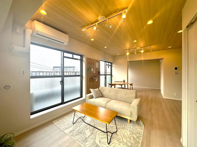 エンゼルハイム堀切の居間・リビング|窓から差し込む柔らかな陽光が空間を優しく満たし、リビングダイニングに自然な広がりを生み出します。ここで過ごす時間が、何気ない日常を“ちょっと特別”に変えてくれる──そんな温もりあふれる住まいの中心です