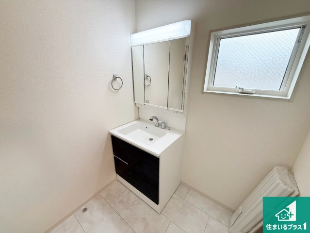 泉大津市池浦町　新築一戸建ての独立洗面台|清潔感のある洗面台です。フラットな鏡は掃除がしやすく毎日清潔！鏡裏には収納があるのでスッキリとした洗面台が保てます。