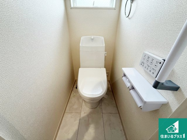 泉大津市池浦町　新築一戸建てのトイレ|1・2階の2ヶ所にあるので、朝の忙しい時間の順番待ちもなく、深夜の利用にも大変便利です。