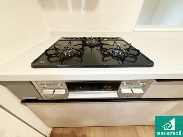 泉大津市池浦町　新築一戸建ての設備|ダブル高火力Ｓｉセンサー付きコンロ！３口あるので、まとめて料理をする時も大活躍！