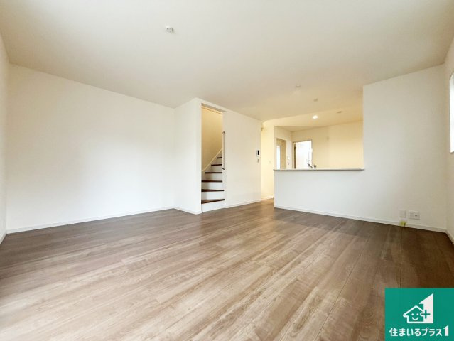 泉大津市池浦町　新築一戸建ての居間・リビング|明るいリビングで朝の目覚めもスッキリできそう！対面キッチンでご家族のコミュニケーションも自然と増える設計！小さなお子様が遊ぶスペースを作っても広々とくつろげるLDK！